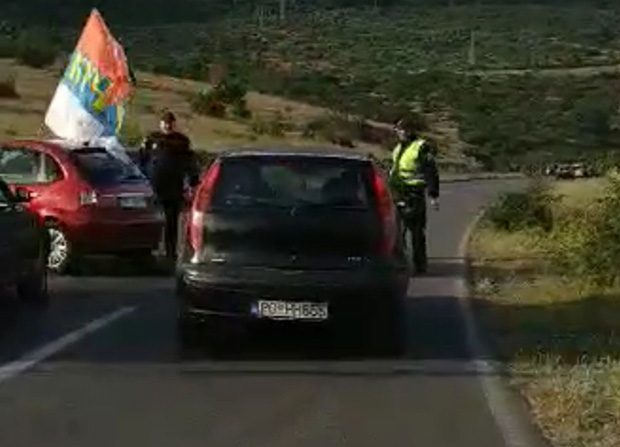  Смирена напетост у Подгорици: Полиција СЕ ПОВУКЛА ПРЕД КУЧИМА, Јоаникијем и митрополитом Амфилохијем (ФОТО)